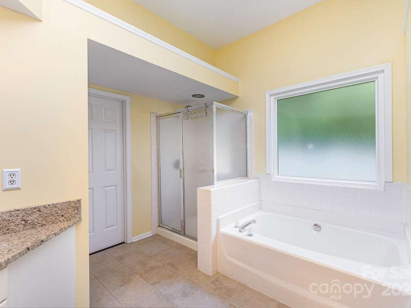 3200 Tallia Court, Charlotte, NC 28269.  MLS# CAR4249625, YatesRealty ID 10032. Soak your cares away in your garden tub next to roomy shower!