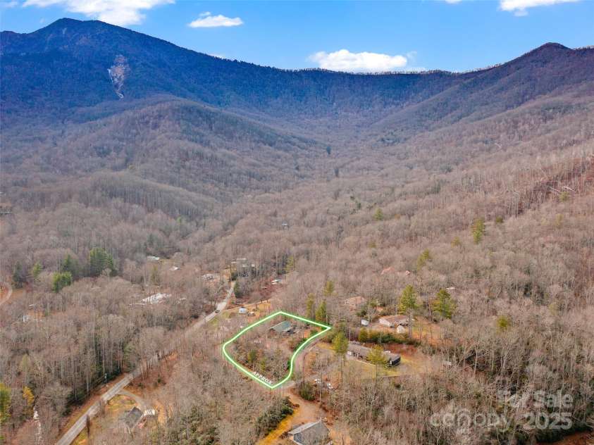 211 Cherry Hollow Road, Burnsville, NC 28714.  MLS# CAR4246541, YatesRealty ID 10033. 