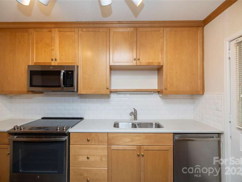 212 Laurel Avenue, Charlotte, NC 28207.  MLS# CAR4250779, YatesRealty ID 10035. 