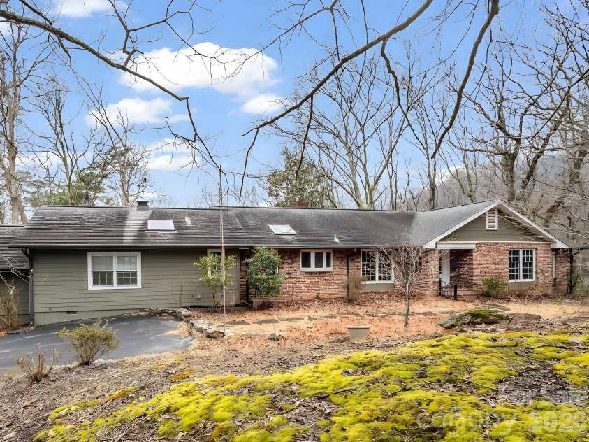 117 Hummingbird Lane, Columbus, NC 28722.  MLS# CAR4368067, YatesRealty ID 10037. 