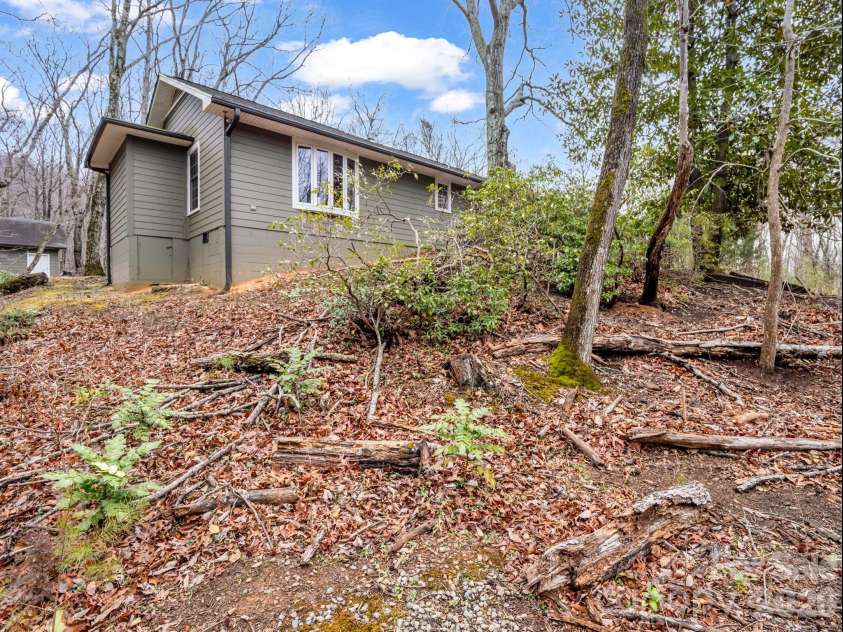 117 Hummingbird Lane, Columbus, NC 28722.  MLS# CAR4368067, YatesRealty ID 10037. 