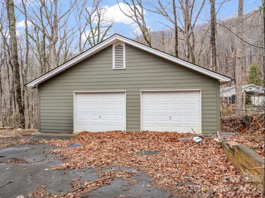 117 Hummingbird Lane, Columbus, NC 28722.  MLS# CAR4368067, YatesRealty ID 10037. 