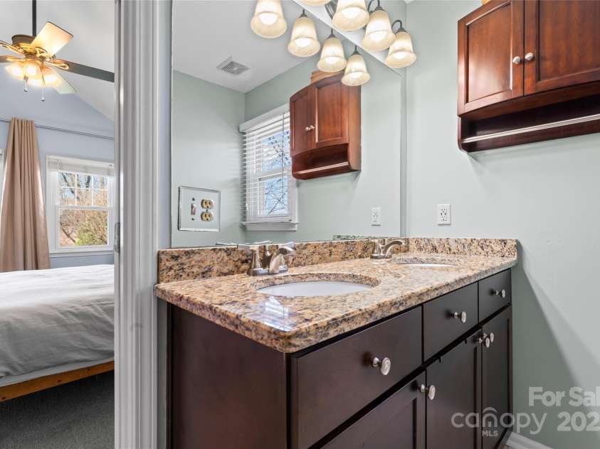 1921 Kenilworth Avenue, Charlotte, NC 28203.  MLS# CAR4223541, YatesRealty ID 10038. 