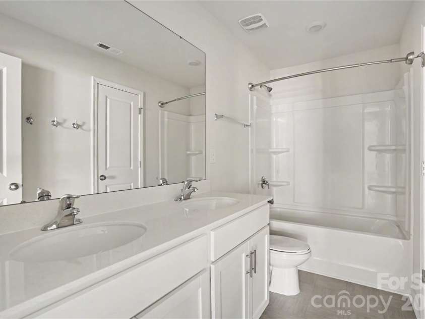11010 Austin Estates Drive, Charlotte, NC 28213.  MLS# CAR4367645, YatesRealty ID 10039. 