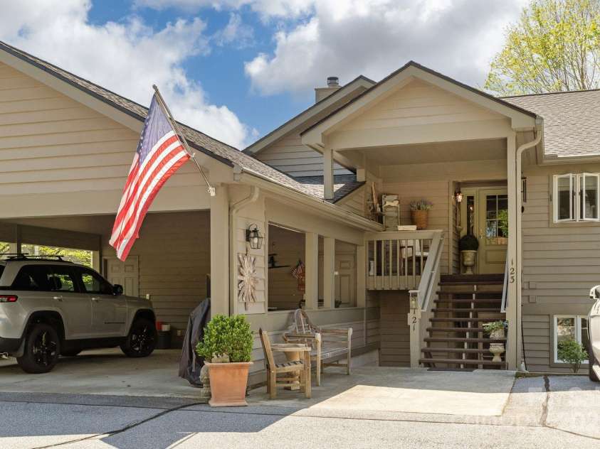 123 Burning Tree Lane, Flat Rock, NC 28731.  MLS# CAR4254140, YatesRealty ID 10040. Entry
