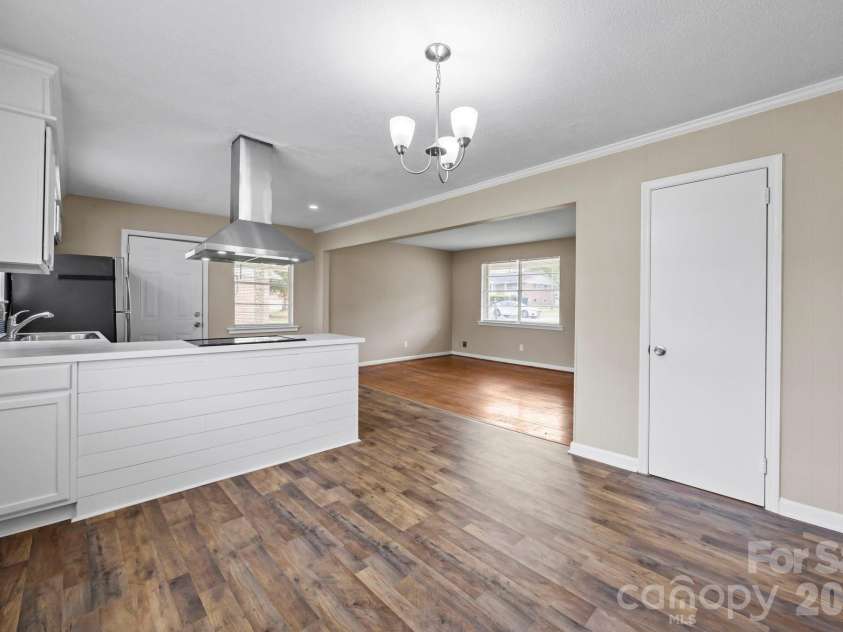 219 Dixon Drive, Columbia, SC 29203.  MLS# CAR4368087, YatesRealty ID 10040. 