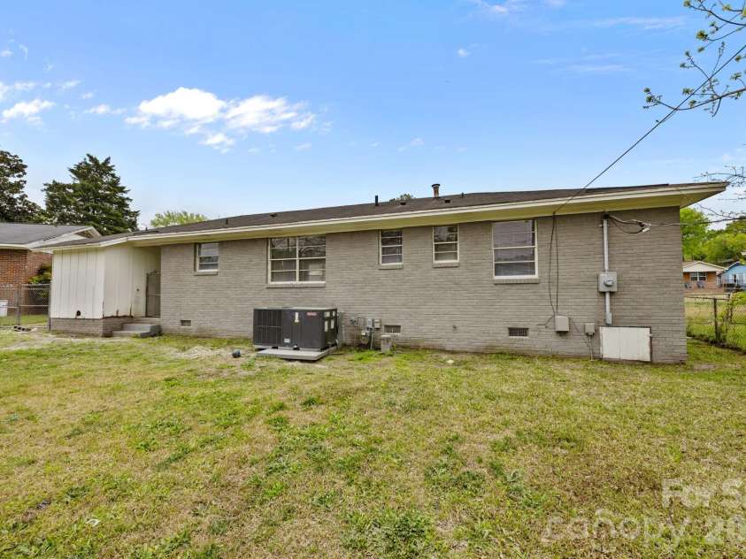 219 Dixon Drive, Columbia, SC 29203.  MLS# CAR4368087, YatesRealty ID 10040. 
