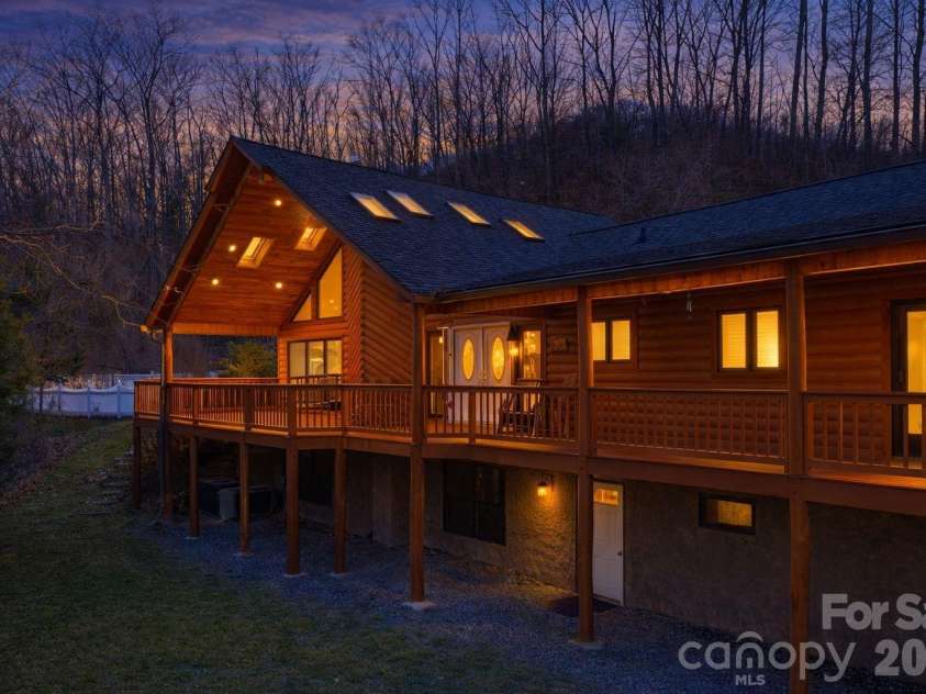 112 Hawks Nest Ridge, Cullowhee, NC 28723.  MLS# CAR4362759, YatesRealty ID 10045. 