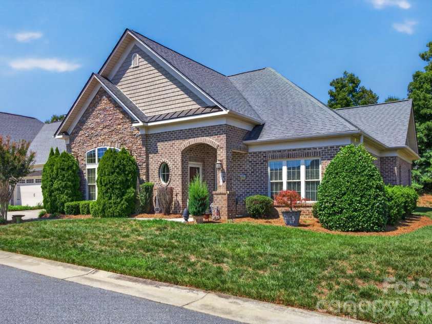 5416 Ggo Drive, Greensboro, NC 27406.  MLS# CAR4368131, YatesRealty ID 10046. 