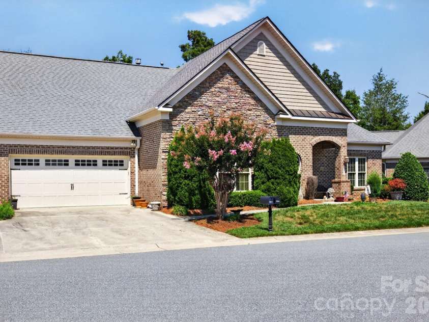5416 Ggo Drive, Greensboro, NC 27406.  MLS# CAR4368131, YatesRealty ID 10046. 