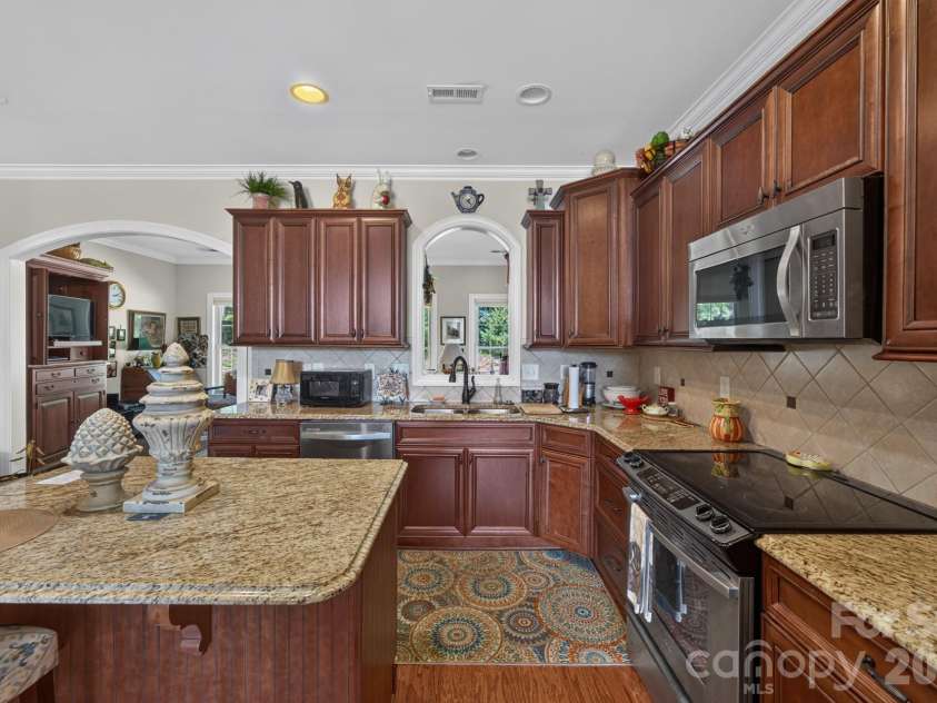5416 Ggo Drive, Greensboro, NC 27406.  MLS# CAR4368131, YatesRealty ID 10046. 