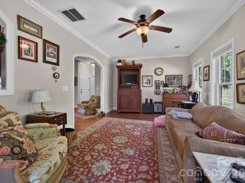 5416 Ggo Drive, Greensboro, NC 27406.  MLS# CAR4368131, YatesRealty ID 10046. 