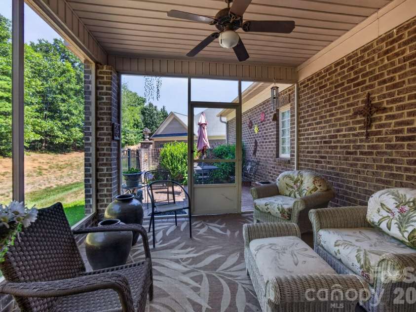 5416 Ggo Drive, Greensboro, NC 27406.  MLS# CAR4368131, YatesRealty ID 10046. 