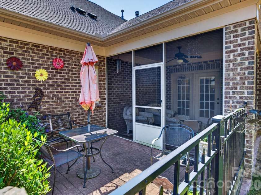 5416 Ggo Drive, Greensboro, NC 27406.  MLS# CAR4368131, YatesRealty ID 10046. 