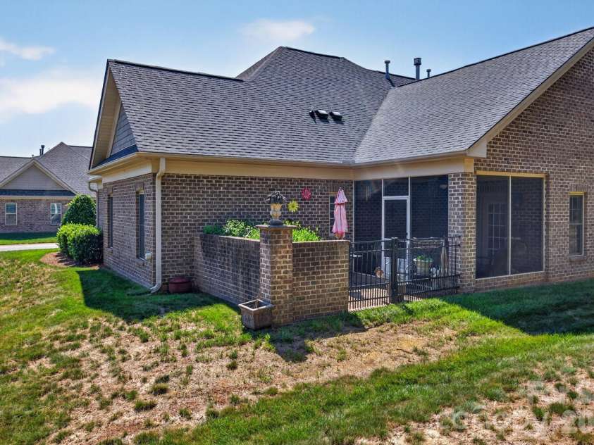 5416 Ggo Drive, Greensboro, NC 27406.  MLS# CAR4368131, YatesRealty ID 10046. 