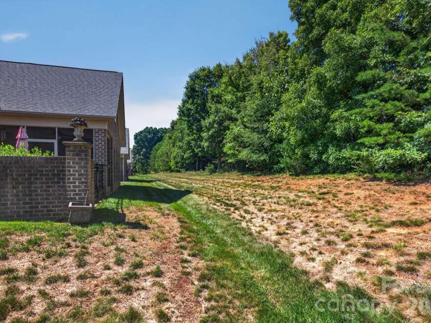 5416 Ggo Drive, Greensboro, NC 27406.  MLS# CAR4368131, YatesRealty ID 10046. 