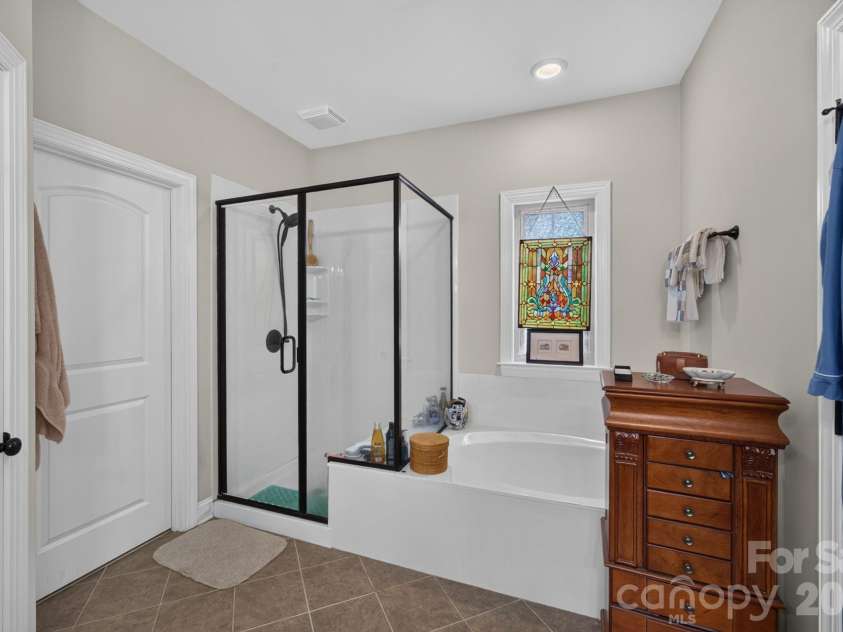 5416 Ggo Drive, Greensboro, NC 27406.  MLS# CAR4368131, YatesRealty ID 10046. 