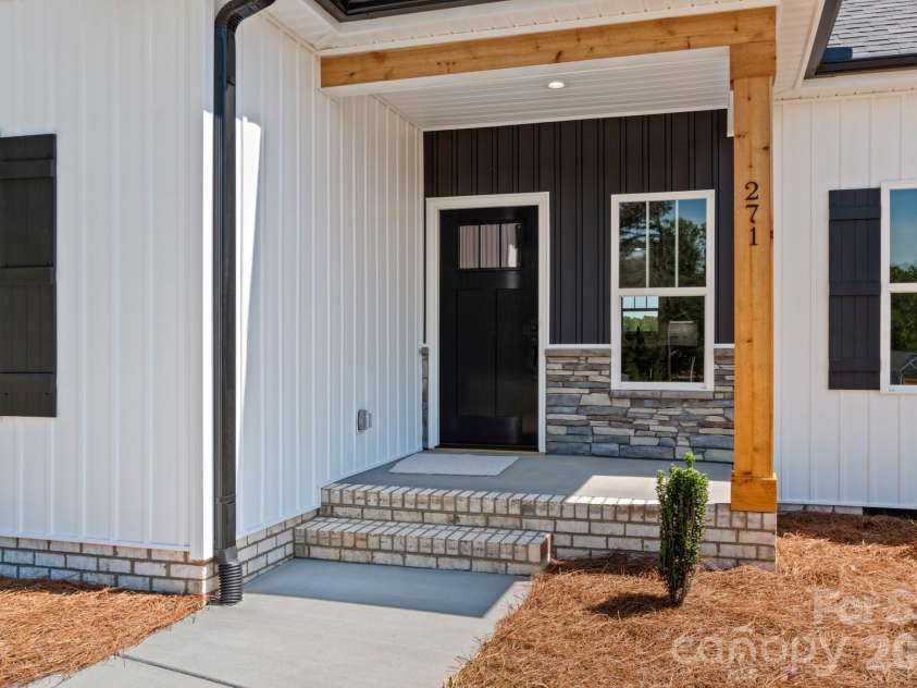271 Stonybrook Drive, Lexington, NC 27295.  MLS# CAR4368156, YatesRealty ID 10047. 