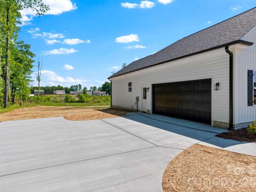 271 Stonybrook Drive, Lexington, NC 27295.  MLS# CAR4368156, YatesRealty ID 10047. 