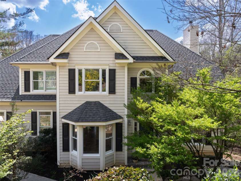 39 Eastmoor Drive, Asheville, NC 28805.  MLS# CAR4368159, YatesRealty ID 10049. 