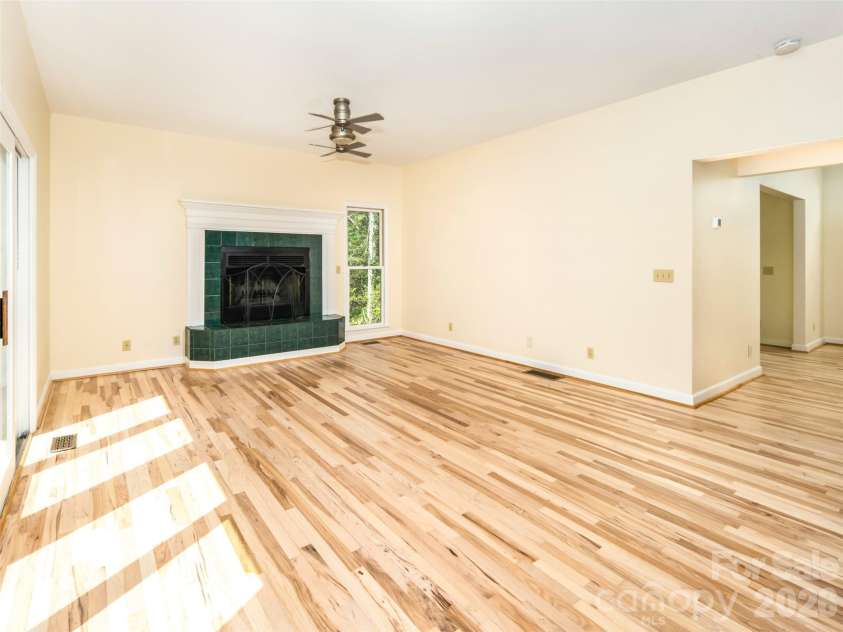39 Eastmoor Drive, Asheville, NC 28805.  MLS# CAR4368159, YatesRealty ID 10049. 