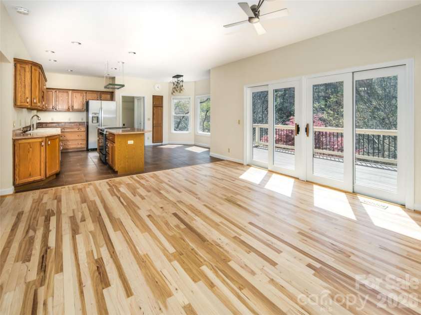 39 Eastmoor Drive, Asheville, NC 28805.  MLS# CAR4368159, YatesRealty ID 10049. 