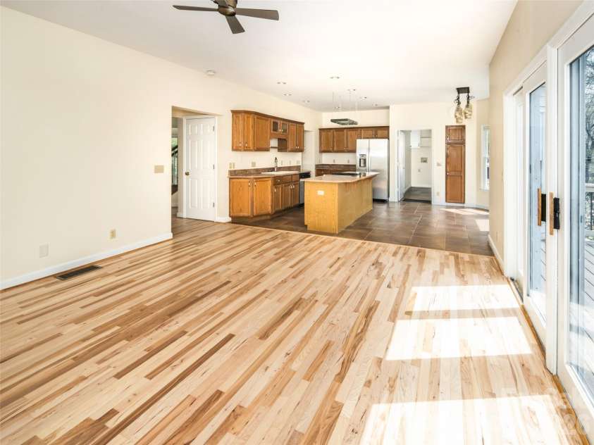 39 Eastmoor Drive, Asheville, NC 28805.  MLS# CAR4368159, YatesRealty ID 10049. 