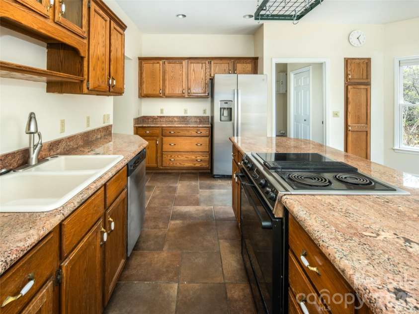 39 Eastmoor Drive, Asheville, NC 28805.  MLS# CAR4368159, YatesRealty ID 10049. 