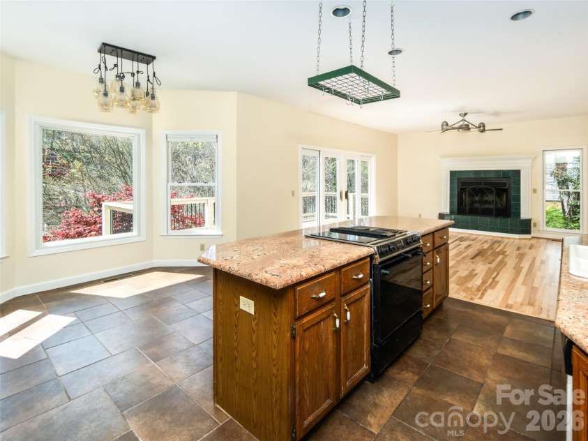 39 Eastmoor Drive, Asheville, NC 28805.  MLS# CAR4368159, YatesRealty ID 10049. 