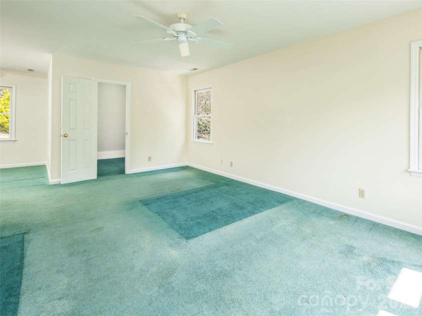 39 Eastmoor Drive, Asheville, NC 28805.  MLS# CAR4368159, YatesRealty ID 10049. 