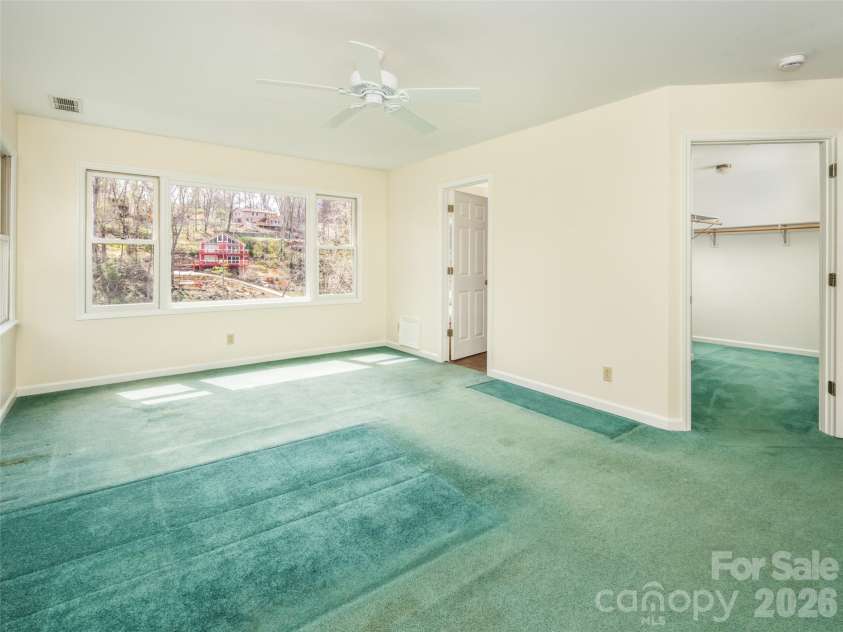 39 Eastmoor Drive, Asheville, NC 28805.  MLS# CAR4368159, YatesRealty ID 10049. 