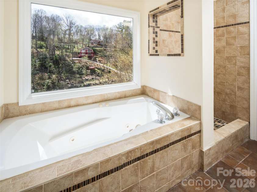 39 Eastmoor Drive, Asheville, NC 28805.  MLS# CAR4368159, YatesRealty ID 10049. 