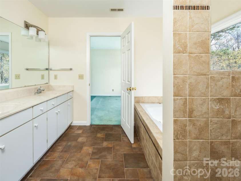 39 Eastmoor Drive, Asheville, NC 28805.  MLS# CAR4368159, YatesRealty ID 10049. 