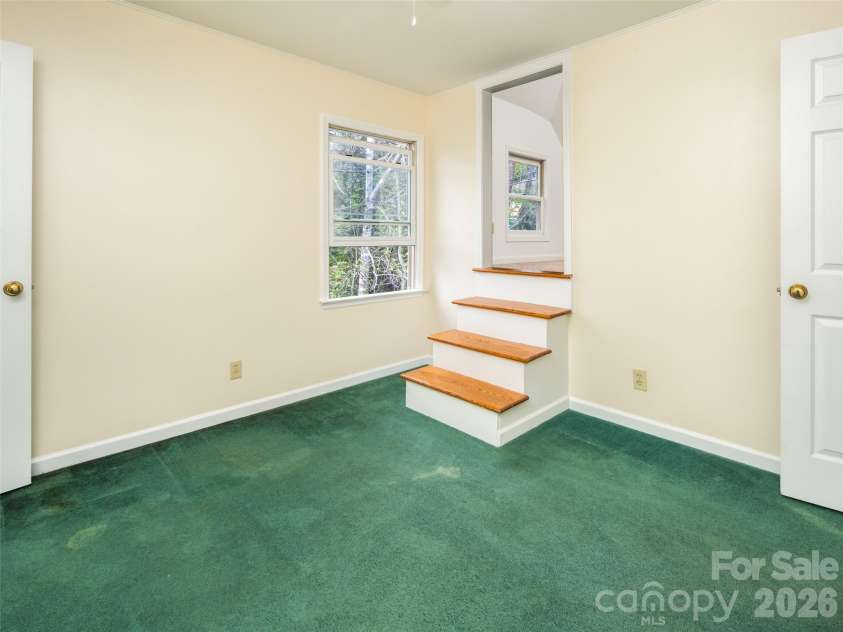 39 Eastmoor Drive, Asheville, NC 28805.  MLS# CAR4368159, YatesRealty ID 10049. 