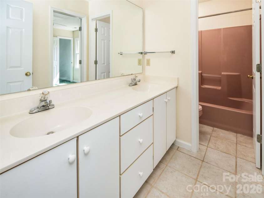39 Eastmoor Drive, Asheville, NC 28805.  MLS# CAR4368159, YatesRealty ID 10049. 