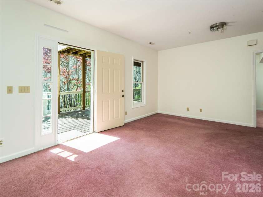 39 Eastmoor Drive, Asheville, NC 28805.  MLS# CAR4368159, YatesRealty ID 10049. 