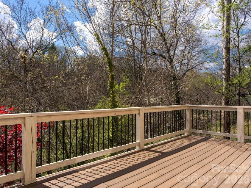 39 Eastmoor Drive, Asheville, NC 28805.  MLS# CAR4368159, YatesRealty ID 10049. 