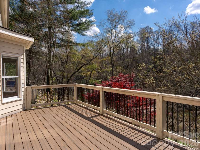 39 Eastmoor Drive, Asheville, NC 28805.  MLS# CAR4368159, YatesRealty ID 10049. 