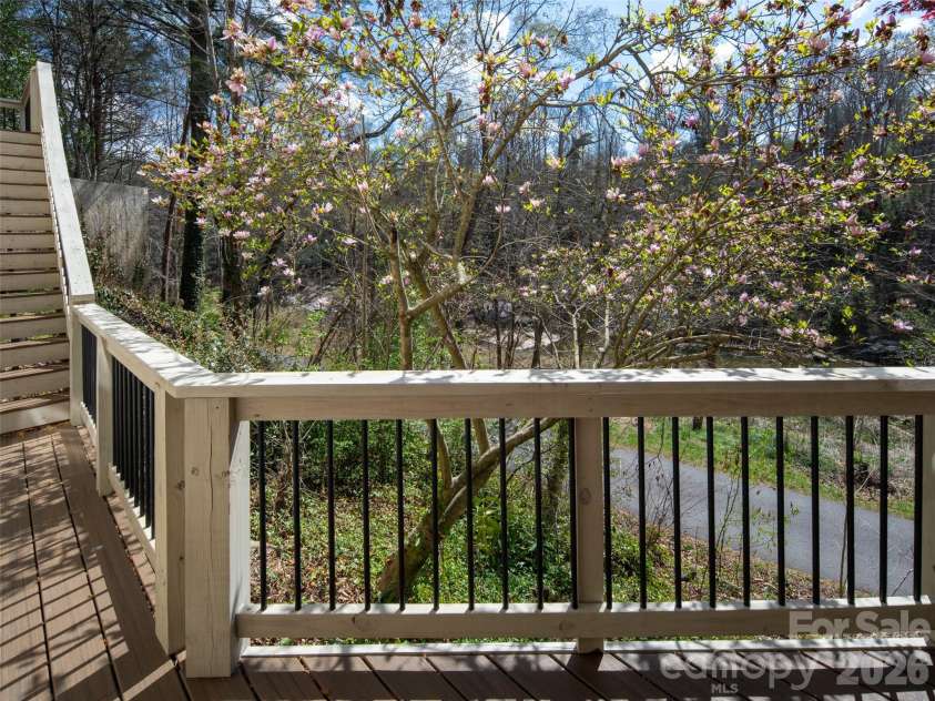 39 Eastmoor Drive, Asheville, NC 28805.  MLS# CAR4368159, YatesRealty ID 10049. 