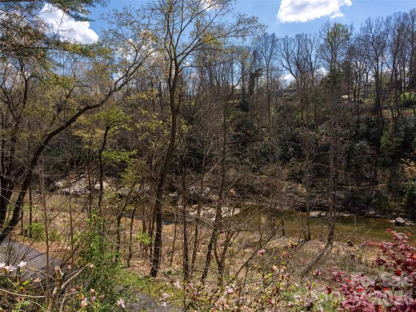 39 Eastmoor Drive, Asheville, NC 28805.  MLS# CAR4368159, YatesRealty ID 10049. 