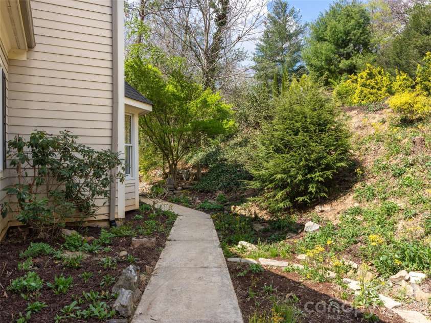 39 Eastmoor Drive, Asheville, NC 28805.  MLS# CAR4368159, YatesRealty ID 10049. 
