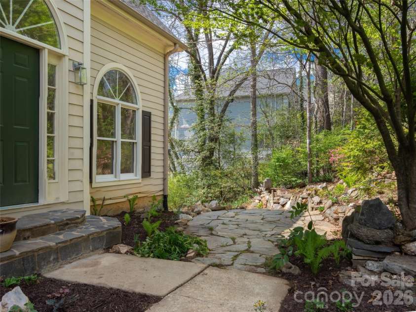 39 Eastmoor Drive, Asheville, NC 28805.  MLS# CAR4368159, YatesRealty ID 10049. 