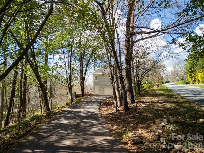 39 Eastmoor Drive, Asheville, NC 28805.  MLS# CAR4368159, YatesRealty ID 10049. 