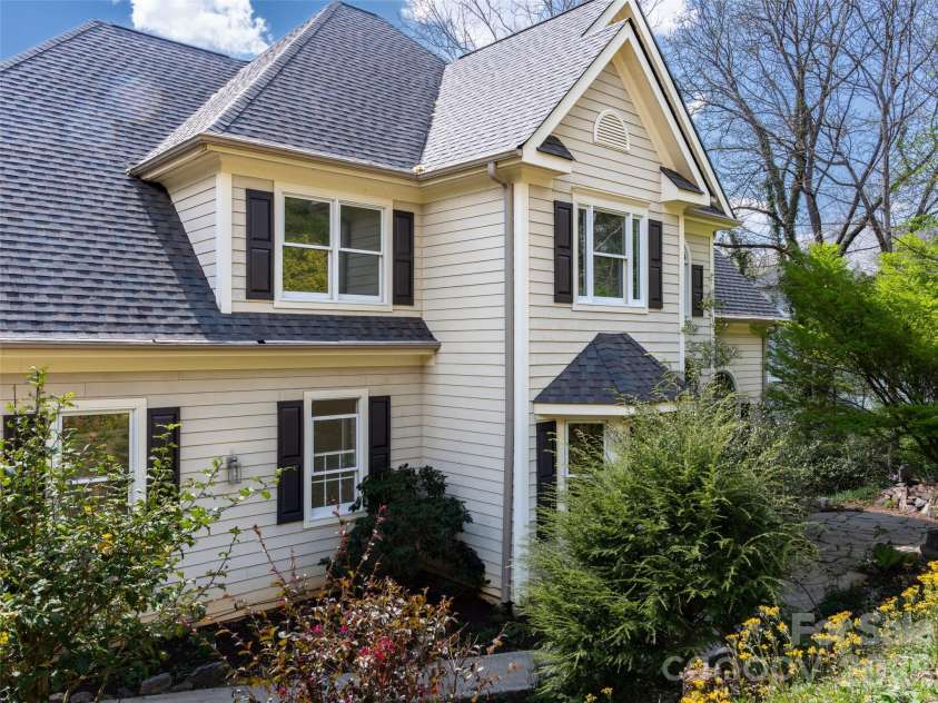 39 Eastmoor Drive, Asheville, NC 28805.  MLS# CAR4368159, YatesRealty ID 10049. 