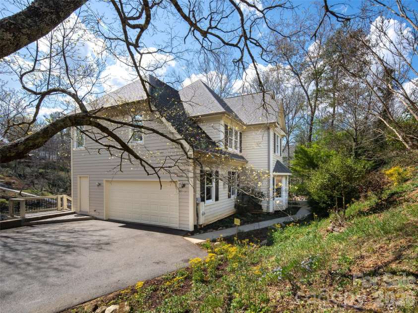 39 Eastmoor Drive, Asheville, NC 28805.  MLS# CAR4368159, YatesRealty ID 10049. 