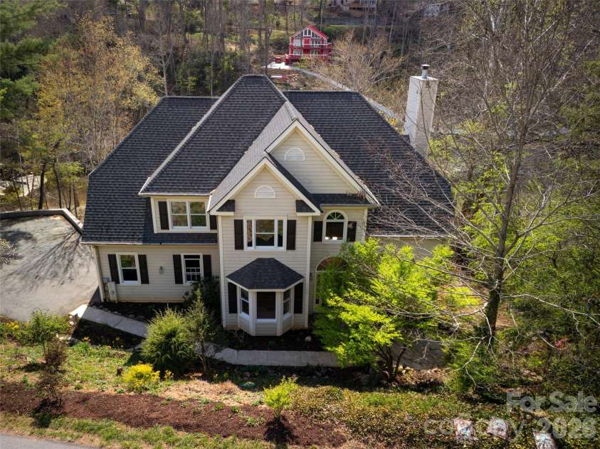 39 Eastmoor Drive, Asheville, NC 28805.  MLS# CAR4368159, YatesRealty ID 10049. 