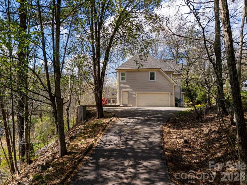 39 Eastmoor Drive, Asheville, NC 28805.  MLS# CAR4368159, YatesRealty ID 10049. 