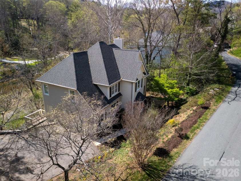 39 Eastmoor Drive, Asheville, NC 28805.  MLS# CAR4368159, YatesRealty ID 10049. 