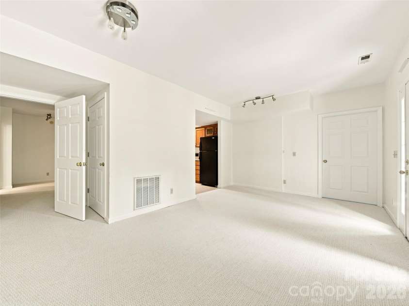 39 Eastmoor Drive, Asheville, NC 28805.  MLS# CAR4368159, YatesRealty ID 10049. 