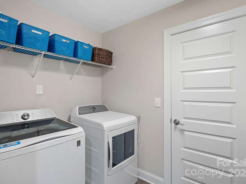 4195 Island Fox Lane, Denver, NC 28037.  MLS# CAR4243299, YatesRealty ID 10051. Convenient access to laundry from primary bedroom walk-in closet.